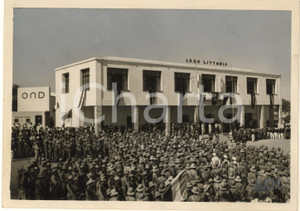 1938 AOI DIRE DAUA (ETIOPIA) Inaugurazione della Casa del Fascio *Foto Fotografia originale d'epoca, con didascalia dattiloscritta al verso. POOR/danneggiato piegatura angolare; difetti di stampa; ritocco al lato superiore per la pubblicazione Formato: 18x13 cm originale e autentica 1