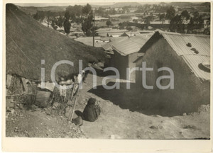 1935 AOI MACALLE' (ETIOPIA) Veduta con case abissine *Foto 24x18 cm Fotografia originale d'epoca, con didascalia dattiloscritta al verso. POOR/danneggiato piegatura al lato sinistro e graffi Formato: 24x18 cm originale e autentica 1