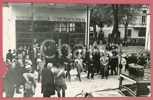 1932 FIRENZE Vittorio Emanuele III alla Mostra della Cinematografia - Foto 18x11 Fotografia originale d'epoca, con timbro datario e didascalia al verso. VERY POOR/gravemente danneggiato Mancanza al margine sinistro, piccolo strappo al margine superiore, piegatura all'angolo inferiore destro Formato: 18x11 cm originale e autentica 1