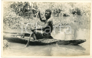 1930 ca CONGO BELGE Rivière PANDA - Homme en pirogue *Photo GABRIEL 51 Fotografia originale d'epoca, con didascalia al verso.FOTOGRAFO: L&eacute;opold Gabriel - Panda - Katanga  GOOD/buono  Formato: 14x9 cm originale e autentica 1
