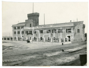 1932 ANCONA Caserma della Milizia Portuaria - Foto 20x15 cm Fotografia originale d'epoca con timbro datario e didascalia al verso. POOR/danneggiato Margini rifilati a mano, macchie al verso Formato: 20x15 cm originale e autentica 1