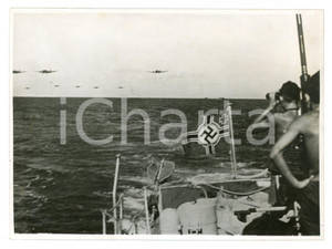 1942 WW2 - MEDITERRANEO Marinai KRIEGSMARINE avvistano aerei LUTWAFFE Foto Fotografia originale d'epoca con timbro datario e didascalia al verso. FAIR/discreto Lievi smussature agli angoli, bassa qualità di stampa Formato: 18x13 cm originale e autentica 1