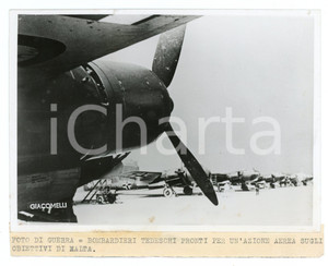 1942 WW2 - LUTWAFFE Bombardieri pronti ad azione aerea su MALTA Foto 18x13 cm Fotografia originale d'epoca con timbro datario e didascalia. FAIR/discreto Forellini da affissione agli angoli, piccole macchie al recto Formato: 18x13 cm originale e autentica 1