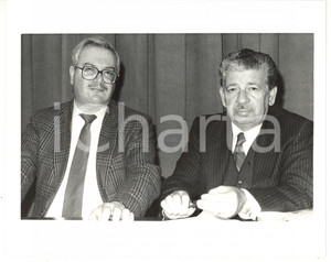 1988 MILANO Hanna SINIORA con Fayez Abu RAHMEH durante conferenza (1) - Foto Fotografia di agenzia. CONDIZIONI: FAIR (difetti in fase di stampa; lieve piegatura all'angolo superiore sinistro)FORMATO: 25x20 cm    originale e autentica 1