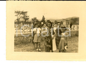 Fotografia d epoca originale 1937 AOI ETIOPIA Cimitero ditta GONDRAND  Donne in visita Foto 11x8 cm 2 1
