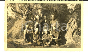 Fotografia d epoca originale 1940 WW2 ALBANIA ? Soldati scherzano con berretti tradizionali foto cartolina 1