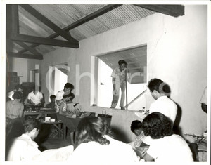 Fotografia d epoca originale 1960 ca CAMBOGIA Lezione laboratorio  Scuola Missione Statunitense 1