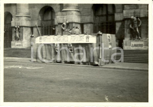 Fotografia d epoca originale 1955 MILANO Piazza AFFARI Preparazione Comizio PMP Striscioni pro Achille LAURO 1