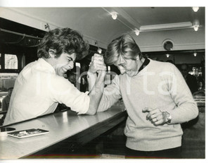 1967 VENEZIA - CANTAEUROPA Braccio di ferro tra Ricky SHAYNE e Bobby SOLO Foto Fotografia d'epoca con didascalia coeva al verso. CONDIZIONI: G (ma piccola piegatura al margine destro)FORMATO: 18x13 cm     originale e autentica 1