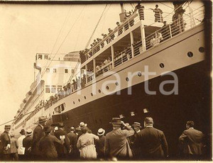 1925 ca BUENOS AIRES Saluti da una nave in partenza *Foto 12x9 cm Fotografia originale d'epoca.La fotografia proviene da un più vasto album che documenta i viaggi di una famiglia attraverso l'Europa, il Nord Africa e il Sud America. Rappresenta un'interessante testimonianza di viaggi verso luoghi esotici e lontani o verso i principali monumenti dell'Europa dell'epoca. GOOD/buono  Formato: 12x9 cm originale e autentica 1