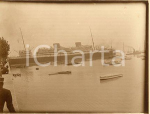 1925 ca BUENOS AIRES Partenza di una nave da crociera *Foto 12x9 cm (1) Fotografia originale d'epoca.La fotografia proviene da un più vasto album che documenta i viaggi di una famiglia attraverso l'Europa, il Nord Africa e il Sud America. Rappresenta un'interessante testimonianza di viaggi verso luoghi esotici e lontani o verso i principali monumenti dell'Europa dell'epoca. GOOD/buono  Formato: 12x9 cm originale e autentica 1