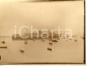 1925 ca BUENOS AIRES Partenza di una nave da crociera *Foto 12x9 cm (2) Fotografia originale d'epoca.La fotografia proviene da un più vasto album che documenta i viaggi di una famiglia attraverso l'Europa, il Nord Africa e il Sud America. Rappresenta un'interessante testimonianza di viaggi verso luoghi esotici e lontani o verso i principali monumenti dell'Europa dell'epoca. GOOD/buono  Formato: 12x9 cm originale e autentica 1