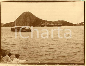 1925 ca BRASILE - Riva di RIO DE JANEIRO vista da una nave (6) - Foto 12x9 cm Fotografia originale d'epoca.La fotografia proviene da un più vasto album che documenta i viaggi di una famiglia attraverso l'Europa, il Nord Africa e il Sud America.Rappresenta un'interessante testimonianza di viaggi verso luoghi esotici e lontani o verso i principali monumenti dell'Europa dell'epoca. GOOD/buono  Formato: 12x9 cm originale e autentica 1