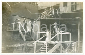 1928 CONGO BELGE Roi Albert I Reine Elisabeth visitent mines du KATANGA Photo 2 Fotografia originale d'epoca, scattata durante la visita dei sovrani Alberto I ed Elisabetta del Belgio in Congo.Timbro del fotografo al verso.FOTOGRAFO: L&eacute;opold Gabriel - Panda - Katanga POOR/danneggiato lievi aloni marginali e residui cartacei al verso Formato: 14x9 cm originale e autentica 1
