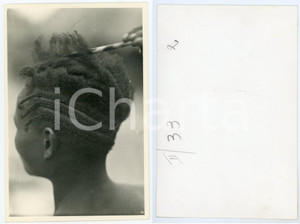 1930 C. ZAGOURSKI «L'Afrique qui disparaît» Equateur - Coiffure - Postcard 33  Fotocartolina postale d'epoca, appartenente alla 2^ serie &laquo;L'Afrique qui dispara&icirc;t&raquo; del fotografo Casimir Zagourski (L&eacute;opoldville).N&deg; 33, non viaggiata.CONDIZIONI: G FORMATO: 9x14 cm    originale e autentica 1