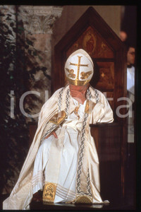 35mm vintage slide* 1994 VATICANO GIOVANNI PAOLO II Preghiera per la pace  Diapositiva d'epoca, in formato 35 mm.CONDIZIONI: GOODE' severamente vietata la riproduzione. Tutti i diritti sono riservati.Nella diapositiva ICharta mette in vendita, sul negozio eBay e in esclusiva sul sito "icharta" il proprio archivio composto da numerose diapositive e negativi fotografici d'epoca, tutti originali e autentici, che attraversano la storia del costume italiano tra gli la fine degli anni Sessanta e Novanta.Si tratta di uno sguardo inedito sull'attualit&agrave;, la politica, la vita quotidiana, il gossip e la cultura, che fotografa il cambiamento della nazione in quest'ultimo scorcio del XX secolo. Un'occasione unica per il mercato del collezionismo, che vede finalmente disponibile un archivio eccezionale per vastit&agrave;, tematiche e condizioni, in un settore (il negativo fotografico e la diapositiva) di assoluta novit&agrave; e dalle interessanti prospettive di investimento.  FAIR/discreto   originale e autentica 1