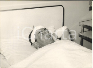 1959 SPINETTA MARENGO Fausto COPPI in ospedale dopo un incidente *Foto Fotografia d'epoca, con didascalia coeva al verso. CONDIZIONI: FAIR (sovraimpressione, lieve piegatura angolare e lievi macchie di inchiostro)FORMATO: 18x13 cm    originale e autentica 1