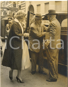 1954 MILANO MALPENSA Arrivo del maestro Arturo TOSCANINI per le vacanze ^Foto Fotografia d'epoca con didascalia coeva al verso. CONDIZIONI: FAIR (alone diffuso e piegatura al margine inferiore)FORMATO: 13x18 cm     originale e autentica 1
