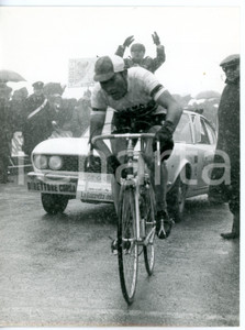 1968 CICLISMO GIRO D'ITALIA Tre cime di Lavaredo - Eddy MERCKX in volata ^Foto Fotografia d'epoca con didascalia coeva.  CONDIZIONI: FAIR (bassa qualit&agrave; di stampa) FORMATO: 18x24 cm     originale e autentica 1