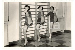 Fotografia d epoca originale 1954 MODENA Ginnastica posturale ragazze prof. BONOLA  Foto 4 1