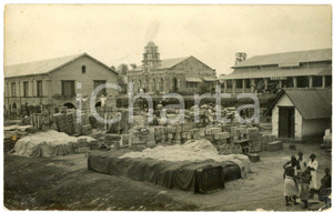 1925 ca CONGO Magasins - Compagnie Congo Belge - Photo ANIMEE 14x9 cm Fotografia originale d'epoca, in formato cartolina postale. POOR/danneggiato smussature e piegature angolari Formato: 14x9 cm originale e autentica 1
