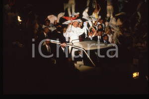 35mm vintage slide* 1986 LYON Visita pastorale papa GIOVANNI PAOLO II (5)  Diapositiva d'epoca, in formato 35 mm.CONDIZIONI: GOODE' severamente vietata la riproduzione. Tutti i diritti sono riservati.Nella diapositiva ICharta mette in vendita, sul negozio eBay e in esclusiva sul sito "icharta" il proprio archivio composto da numerose diapositive e negativi fotografici d'epoca, tutti originali e autentici, che attraversano la storia del costume italiano tra gli la fine degli anni Sessanta e Novanta.Si tratta di uno sguardo inedito sull'attualit&agrave;, la politica, la vita quotidiana, il gossip e la cultura, che fotografa il cambiamento della nazione in quest'ultimo scorcio del XX secolo. Un'occasione unica per il mercato del collezionismo, che vede finalmente disponibile un archivio eccezionale per vastit&agrave;, tematiche e condizioni, in un settore (il negativo fotografico e la diapositiva) di assoluta novit&agrave; e dalle interessanti prospettive di investimento.  FAIR/discreto   originale e autentica 1