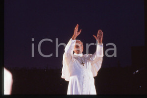 35mm vintage slide* 1986 LYON - FRANCE Pastoral visit GIOVANNI PAOLO II 4  Diapositiva d'epoca, in formato 35 mm.CONDIZIONI: GOODE' severamente vietata la riproduzione. Tutti i diritti sono riservati.Nella diapositiva ICharta mette in vendita, sul negozio eBay e in esclusiva sul sito "icharta" il proprio archivio composto da numerose diapositive e negativi fotografici d'epoca, tutti originali e autentici, che attraversano la storia del costume italiano tra gli la fine degli anni Sessanta e Novanta.Si tratta di uno sguardo inedito sull'attualit&agrave;, la politica, la vita quotidiana, il gossip e la cultura, che fotografa il cambiamento della nazione in quest'ultimo scorcio del XX secolo. Un'occasione unica per il mercato del collezionismo, che vede finalmente disponibile un archivio eccezionale per vastit&agrave;, tematiche e condizioni, in un settore (il negativo fotografico e la diapositiva) di assoluta novit&agrave; e dalle interessanti prospettive di investimento.  FAIR/discreto   originale e autentica 1