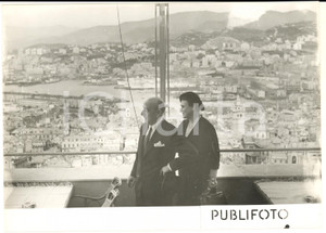 1953 GENOVA Premier Alexandros PAPAGOS al ristorante OLIMPO con la moglie ^Foto  Fotografia d'epoca, scattata presso il ristorante Olimpo (poi Terrazza Martini) sul grattacielo di piazza Dante a Genova.  CONDIZIONI: G (ma difetti di stampa) FORMATO: 18x13 cm     originale e autentica 1