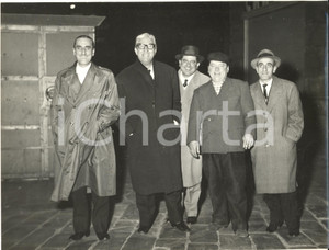 1959 GENOVA Piazza Fossatello - Mario CAROTENUTO a passeggio *Foto 24x18 Fotografia d'epoca con didascalia coeva al verso. CONDIZIONI: G     originale e autentica 1