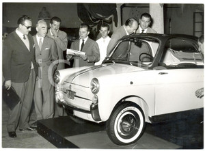 1957 MILANO Museo della Scienza - Presentazione AUTOBIANCHI BIANCHINA 1  Fotografia d'epoca con didascalia coeva al verso.   CONDIZIONI: G FORMATO: 18x13 cm     originale e autentica 1