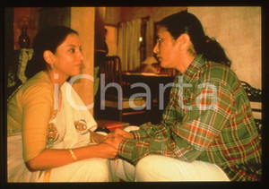 35mm vintage slide*1996 FIRE - Shabana AZMI in una scena del film 1  Diapositiva d'epoca, in formato 35 mm.CONDIZIONI: GOODE' severamente vietata la riproduzione. Tutti i diritti sono riservati. ICharta mette in vendita, sul negozio eBay e in esclusiva sul sito "icharta" il proprio archivio composto da numerose diapositive e negativi fotografici d'epoca, tutti originali e autentici, che attraversano la storia del costume italiano tra gli la fine degli anni Sessanta e Novanta.Si tratta di uno sguardo inedito sull'attualit&agrave;, la politica, la vita quotidiana, il gossip e la cultura, che fotografa il cambiamento della nazione in quest'ultimo scorcio del XX secolo. Un'occasione unica per il mercato del collezionismo, che vede finalmente disponibile un archivio eccezionale per vastit&agrave;, tematiche e condizioni, in un settore (il negativo fotografico e la diapositiva) di assoluta novit&agrave; e dalle interessanti prospettive di investimento.    originale e autentica 1