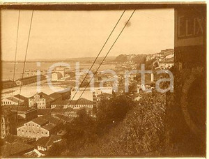 1925 ca BRASILE RIO DE JANEIRO Veduta dalla funivia - Fotografia 12x9 cm Fotografia originale d'epoca.La fotografia proviene da un più vasto album che documenta i viaggi di una famiglia attraverso l'Europa, il Nord Africa e il Sud America.Rappresenta un'interessante testimonianza di viaggi verso luoghi esotici e lontani o verso i principali monumenti dell'Europa dell'epoca. GOOD/buono  Formato: 12x9 cm originale e autentica 1