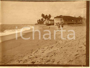 1925 ca BRASILE RIO DE JANEIRO Spiaggia con bagnanti *Foto 12x9 cm (2) Fotografia originale d'epoca.La fotografia proviene da un più vasto album che documenta i viaggi di una famiglia attraverso l'Europa, il Nord Africa e il Sud America.Rappresenta un'interessante testimonianza di viaggi verso luoghi esotici e lontani o verso i principali monumenti dell'Europa dell'epoca. GOOD/buono  Formato: 12x9 cm originale e autentica 1