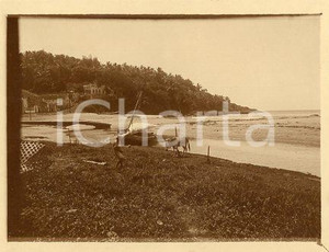 1925 ca BRASILE RIO DE JANEIRO Veduta di una spiaggia *Foto animata 12x9 cm Fotografia originale d'epoca.La fotografia proviene da un più vasto album che documenta i viaggi di una famiglia attraverso l'Europa, il Nord Africa e il Sud America.Rappresenta un'interessante testimonianza di viaggi verso luoghi esotici e lontani o verso i principali monumenti dell'Europa dell'epoca. GOOD/buono  Formato: 12x9 cm originale e autentica 1