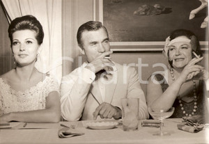 Fotografia d epoca originale 1964 CARNEVALE RIO DE JANEIRO Porfirio RUBIROSA Odile RODIN nella giuria 1 1