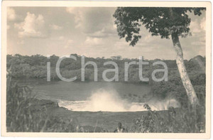 1930 ca C. ZAGOURSKI «L'Afrique qui disparaît» Chute de TCHOPO ^Postcard 83  Fotocartolina postale d'epoca, appartenente alla 2^serie &laquo;L'Afrique qui dispara&icirc;t&raquo; del fotografo Casimir Zagourski (L&eacute;opoldville).N&deg; 83, non viaggiata.CONDIZIONI: F (lievi smussature angolari)FORMATO: 14x9 cm    originale e autentica 1