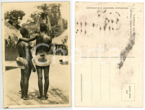 1930 ca C. ZAGOURSKI L'Afrique qui disparaît MANGBETU Toilettes de femmes n.48  Fotocartolina postale d'epoca, appartenente alla serie &laquo;L'Afrique qui dispara&icirc;t&raquo; del fotografo Casimir Zagourski (L&eacute;opoldville).N&deg; 48, non viaggiata.CONDIZIONI: FAIR (macchie al verso)FORMATO: 14x9 cm FAIR/discreto   originale e autentica 1