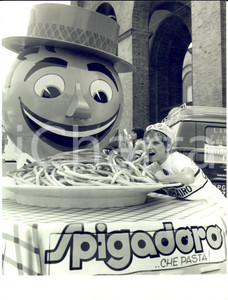 1966 BOLOGNA CANTAGIRO - Marisa GALVAN mangia finti spaghetti SPIGADORO - Foto   Fotografia d'epoca, con didascalia coeva al verso.   CONDIZIONI: FAIR (minima piegatura all'angolo superiore sinistro) FORMATO: 18x24 cm     originale e autentica 1