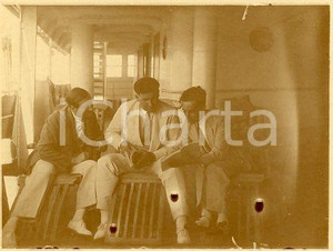 1925 ca COSTUME - Tre uomini sul ponte di coperta di un piroscafo  - Foto 12x9 Fotografia originale d'epoca.La fotografia proviene da un più vasto album che documenta i viaggi di una famiglia attraverso l'Europa, il Nord Africa e il Sud America.Rappresenta un'interessante testimonianza di viaggi verso luoghi esotici e lontani o verso i principali monumenti dell'Europa dell'epoca. FAIR/discreto difetti di stampa Formato: 12x9 cm originale e autentica 1