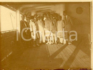 1925 ca COSTUME Passeggeri e ufficiale sul ponte di un piroscafo - Foto 12x9 (2) Fotografia originale d'epoca.La fotografia proviene da un più vasto album che documenta i viaggi di una famiglia attraverso l'Europa, il Nord Africa e il Sud America.Rappresenta un'interessante testimonianza di viaggi verso luoghi esotici e lontani o verso i principali monumenti dell'Europa dell'epoca. GOOD/buono  Formato: 12x9 cm originale e autentica 1