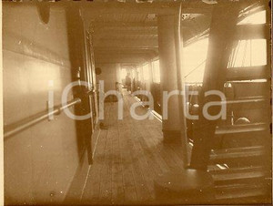 1925 ca Passeggeri sul ponte di un piroscafo - Foto vintage 12x9 cm Fotografia originale d'epoca.La fotografia proviene da un più vasto album che documenta i viaggi di una famiglia attraverso l'Europa, il Nord Africa e il Sud America.Rappresenta un'interessante testimonianza di viaggi verso luoghi esotici e lontani o verso i principali monumenti dell'Europa dell'epoca. GOOD/buono  Formato: 12x9 cm originale e autentica 1