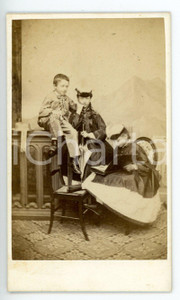 Fotografia d epoca originale 1870 ca CUNEO Ritratto di tre fratelli con bambina in lettura Foto JAVELLI CDV 1