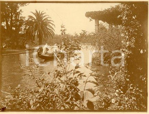 1925 ca BUENOS AIRES - Coppia in barca - El Rosedal (3) - Fotografia 12x9 cm Fotografia originale d'epoca.La fotografia proviene da un più vasto album che documenta i viaggi di una famiglia attraverso l'Europa, il Nord Africa e il Sud America.Rappresenta un'interessante testimonianza di viaggi verso luoghi esotici e lontani o verso i principali monumenti dell'Europa dell'epoca. GOOD/buono  Formato: 12x9 cm originale e autentica 1