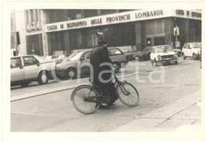 1975 ca BRESCIA Don Luigi FOSSATI in bicicletta - Foto 18x13 cm Fotografia originale d'epoca del noto sacerdote bresciano. GOOD/buono  Formato: 18x13 cm originale e autentica 1