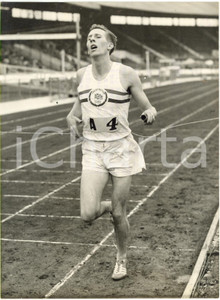 Fotografia d epoca originale 1953 LONDON White City Stadium  Roger BANNISTER at GB v France Athletic Meeting 1