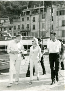 1962 PORTOFINO Glenn FORD e Hope LANGE a passeggio sul molo ^Fotografia 13x18 cm  Fotografia d'epoca con didascalia dattiloscritta coeva. CONDIZIONI: FAIR (lievi increspature al margine sinistro e destro, evidente piegatura al margine superiore e al margine destro, difetti di stampa) FORMATO: 13x18 cm     originale e autentica 1