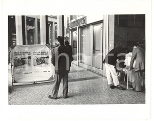 1987 MILANO Referendum centrali nucleari - Raccolta firme per il "NO" *Foto 3 Fotografia di agenzia. CONDIZIONI: GFORMATO: 25x20 cm    originale e autentica 1