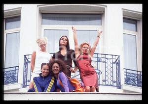 1997 CANNES - SPICE GIRLS Geri HALLIWELL Victoria BECKHAM 35 mm vintage slide 12 Diapositiva d'epoca, in formato 35 mm.Nella diapositiva compaiono inoltre Emma Bunton, Mel B e Mel C. CONDIZIONI: GOODE' severamente vietata la riproduzione. Tutti i diritti sono riservati.Nella diapositiva ICharta mette in vendita, sul negozio eBay e in esclusiva sul sito "icharta" il proprio archivio composto da numerose diapositive e negativi fotografici d'epoca, tutti originali e autentici, che attraversano la storia del costume italiano tra gli la fine degli anni Sessanta e Novanta.Si tratta di uno sguardo inedito sull'attualità , la politica, la vita quotidiana, il gossip e la cultura, che fotografa il cambiamento della nazione in quest'ultimo scorcio del XX secolo. Un'occasione unica per il mercato del collezionismo, che vede finalmente disponibile un archivio eccezionale per vastità , tematiche e condizioni, in un settore (il negativo fotografico e la diapositiva) di assoluta novità e dalle interessanti prospettive di investimento.  GOOD/buono   originale e autentica 1