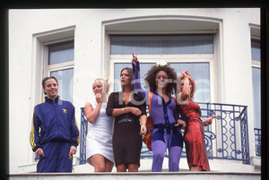 1997 CANNES - SPICE GIRLS Geri HALLIWELL Victoria BECKHAM 35 mm vintage slide 23 Diapositiva d'epoca, in formato 35 mm.Nella diapositiva compaiono inoltre Emma Bunton, Mel B e Mel C. CONDIZIONI: GOODE' severamente vietata la riproduzione. Tutti i diritti sono riservati.Nella diapositiva ICharta mette in vendita, sul negozio eBay e in esclusiva sul sito "icharta" il proprio archivio composto da numerose diapositive e negativi fotografici d'epoca, tutti originali e autentici, che attraversano la storia del costume italiano tra gli la fine degli anni Sessanta e Novanta.Si tratta di uno sguardo inedito sull'attualità , la politica, la vita quotidiana, il gossip e la cultura, che fotografa il cambiamento della nazione in quest'ultimo scorcio del XX secolo. Un'occasione unica per il mercato del collezionismo, che vede finalmente disponibile un archivio eccezionale per vastità , tematiche e condizioni, in un settore (il negativo fotografico e la diapositiva) di assoluta novità e dalle interessanti prospettive di investimento.  GOOD/buono   originale e autentica 1