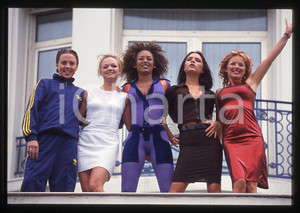 1997 CANNES - SPICE GIRLS Geri HALLIWELL Victoria BECKHAM 35 mm vintage slide 46 Diapositiva d'epoca, in formato 35 mm.Nella diapositiva compaiono inoltre Emma Bunton, Mel B e Mel C. CONDIZIONI: GOODE' severamente vietata la riproduzione. Tutti i diritti sono riservati.Nella diapositiva ICharta mette in vendita, sul negozio eBay e in esclusiva sul sito "icharta" il proprio archivio composto da numerose diapositive e negativi fotografici d'epoca, tutti originali e autentici, che attraversano la storia del costume italiano tra gli la fine degli anni Sessanta e Novanta.Si tratta di uno sguardo inedito sull'attualità , la politica, la vita quotidiana, il gossip e la cultura, che fotografa il cambiamento della nazione in quest'ultimo scorcio del XX secolo. Un'occasione unica per il mercato del collezionismo, che vede finalmente disponibile un archivio eccezionale per vastità , tematiche e condizioni, in un settore (il negativo fotografico e la diapositiva) di assoluta novità e dalle interessanti prospettive di investimento.  GOOD/buono   originale e autentica 1